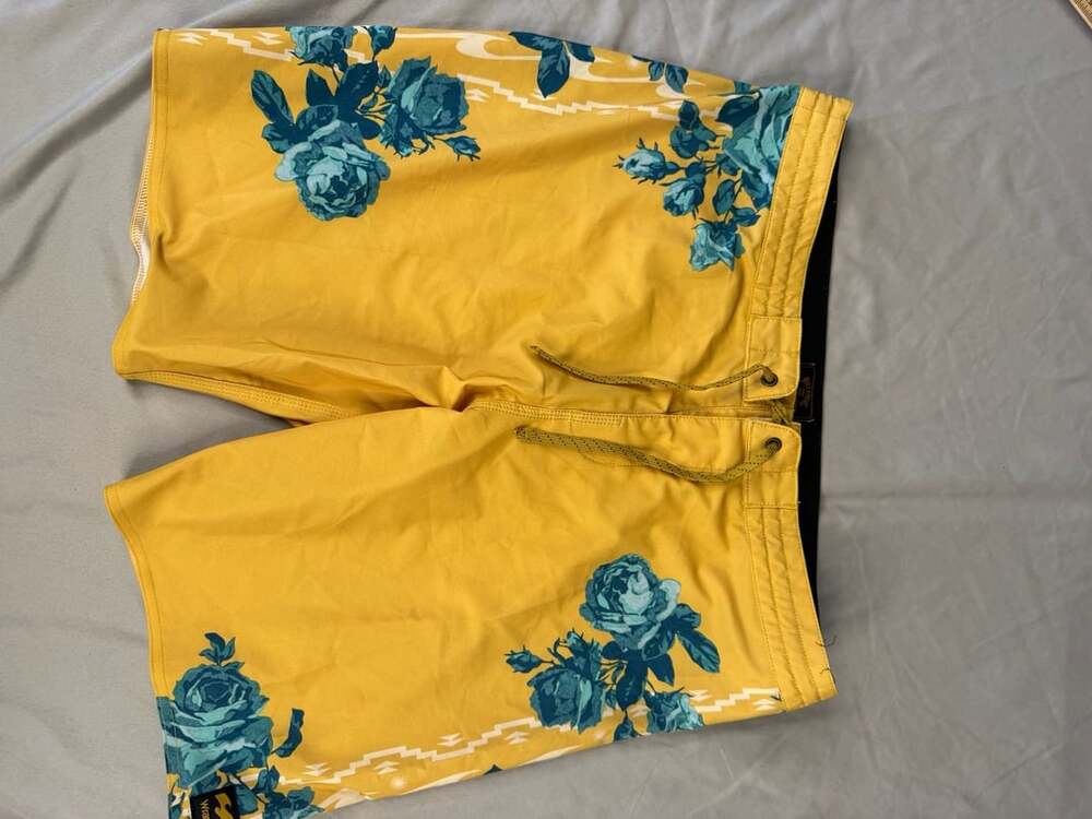 Billabong Wrangler Yellow Floral Boardshorts Swim Trunks Size 33